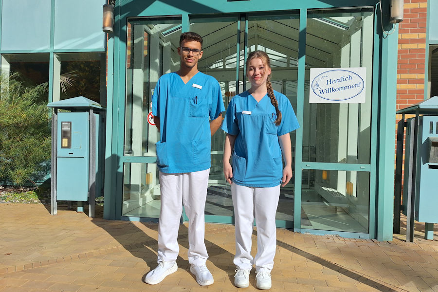 2 junge Frauen neben dem Schild des Reha-Zentrums Ückeritz 2 junge Frauen neben dem Schild des Reha-Zentrums Ückeritz