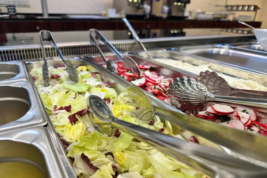 Frischer Salat am Buffet Frischer Salat am Buffet