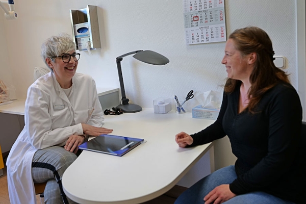 Ärztin im Gespräch mit Rehabilitand Ärztin im Gespräch mit Rehabilitand