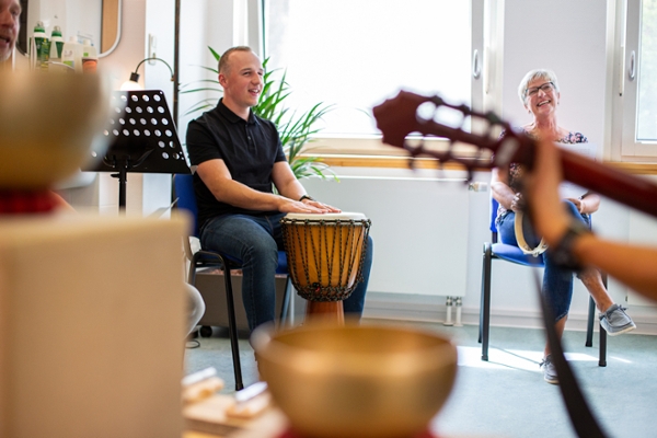 Rehabilitanden mit Musikinstrumenten Rehabilitanden mit Musikinstrumenten