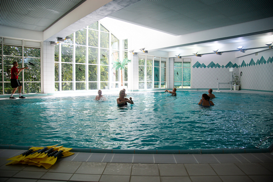 Rehabilitanten in der Schwimmhalle bei der Aquagymnastik
