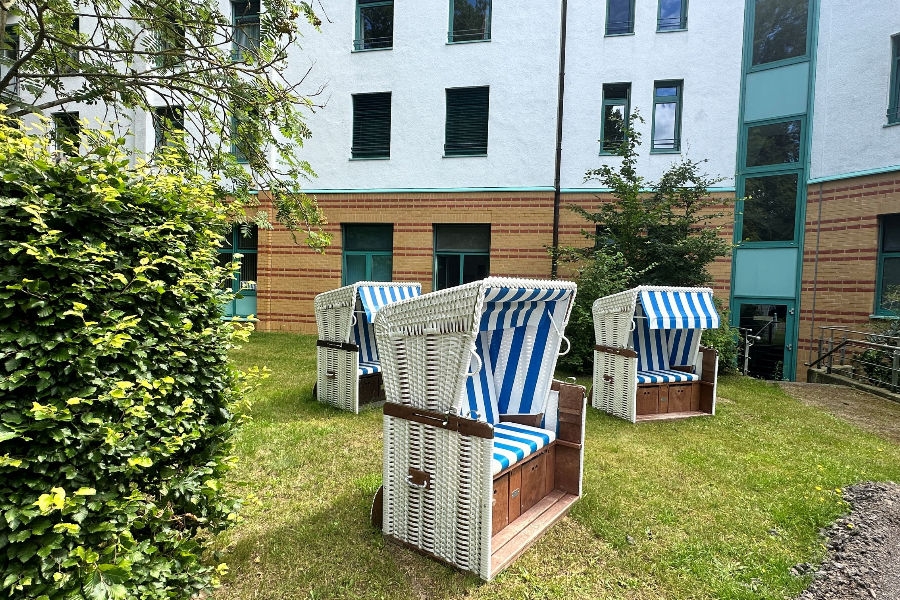 Strandkörbe im Klinikgarten Strandkörbe im Klinikgarten