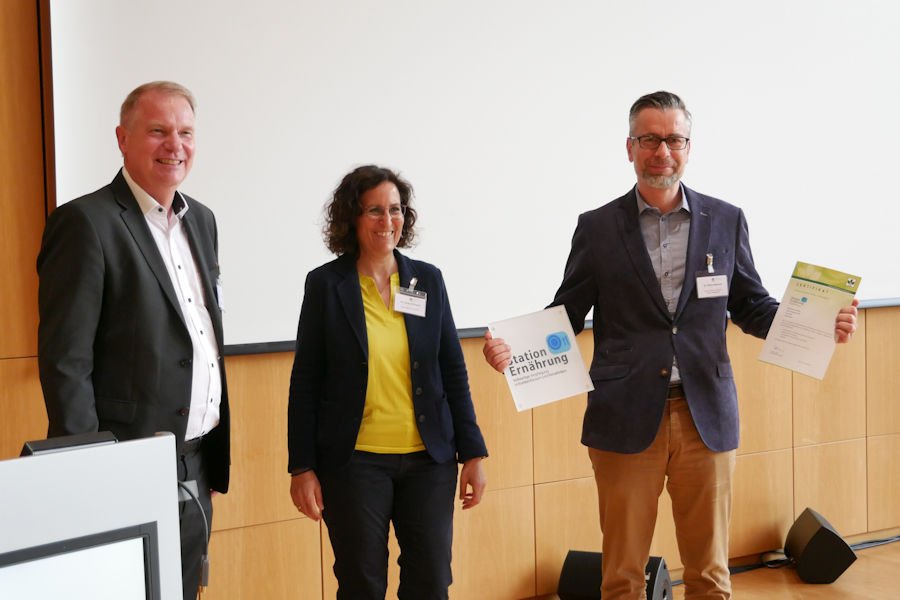 Übergabe des DGE-Zertifikats Übergabe des DGE-Zertifikats